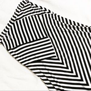 🌺NWT Black and white striped maxi skirt
